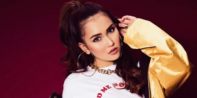 FOTO Pakai Kacamata Unik, Penampilan Ayu Ting Ting Tampak Stylish FOTO Pakai Kacamata Unik, Penampilan Ayu Ting Ting Tampak Stylish