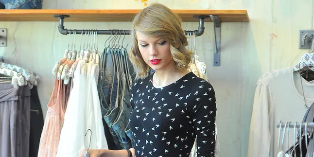 [Foto] Pakai Kawat Gigi, Taylor Swift Mendadak Culun