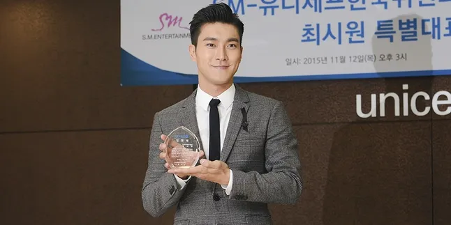 FOTO: Pakai Kostum Boneka Polisi Cute, Choi Siwon Pelukable FOTO: Pakai Kostum Boneka Polisi Cute, Choi Siwon Pelukable
