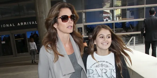 [FOTO] Pakai Kostum Sayap, Putri Cindy Crawford Bak Malaikat