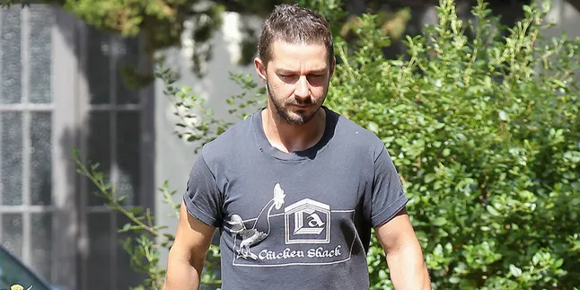 [Foto] Pakai Legging Pink Super Ketat, Shia LaBeouf Gagal Macho