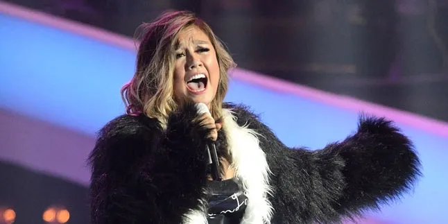 [FOTO] Pakai Mini Dress, Agnes Monica Anggun Bergaya Girly