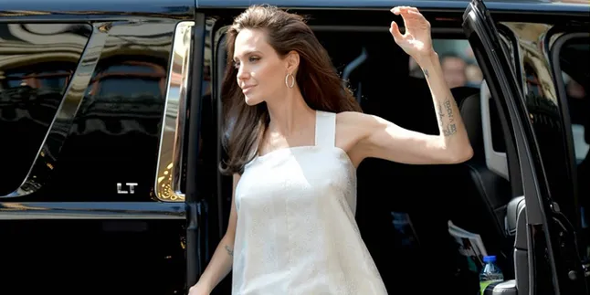 [FOTO] Pakai Mini Dress, Kaki Angelina Jolie Makin Kurus Banget!