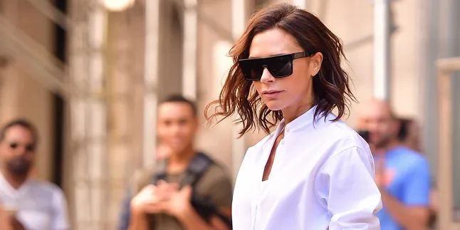 [FOTO] Pakai Piyama di Depan Umum, Victoria Beckham Tetap Terlihat Cantik