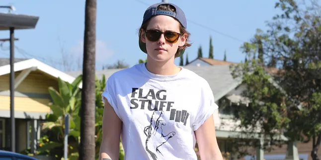 [FOTO] Pakai Sandal Jepit, Kristen Stewart Tetap Kece Badai!