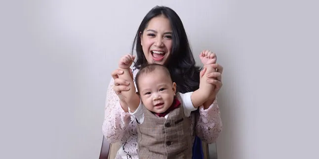 [FOTO] Pakai Sarung & Songkok, Lucunya Rafathar Saat Ikut Jumatan