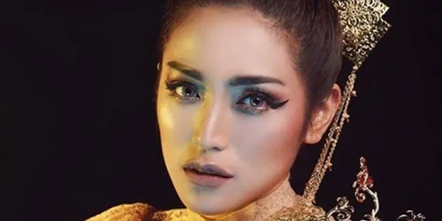 FOTO: Pakai Topeng Emas, Ini Pemotretan Memukau Jessica Iskandar!