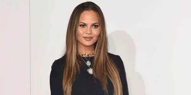 [FOTO] Pakaian Dalam Chrissy Teigen Kelihatan Saat Belanja