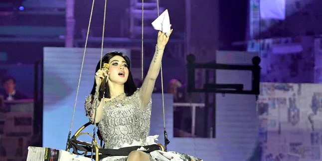 [Foto] Paling Cetar, Syahrini Selfie di Tengah Lautan Manusia