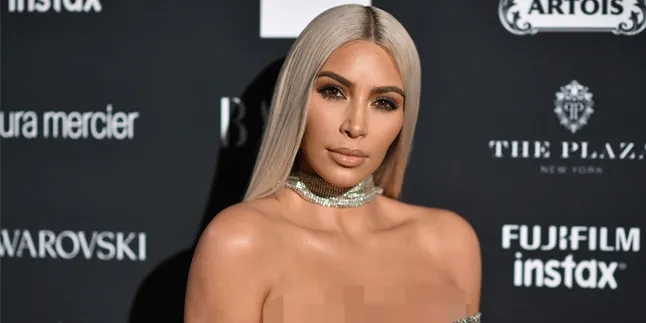 [FOTO] Pamer Abs, Ini Gaya Seksi Kim Kardashian Saat Halloween