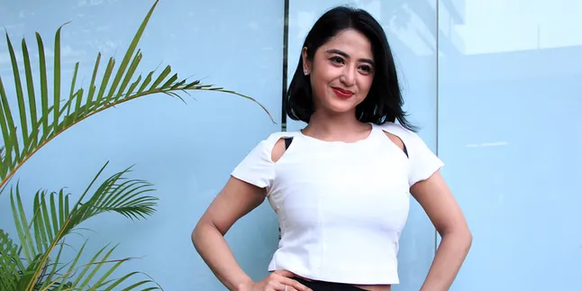 [FOTO] Pamer Belahan Dada, Dewi Perssik Dihujani Kritikan