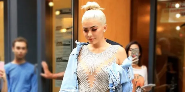 [FOTO] Pamer Cleavage, Kylie Jenner Tanpa Bra & Celana Dalam