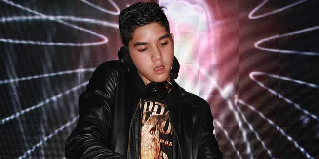 [Foto] Pamer Otot, Gantengnya Al Ghazali Saat Mandi