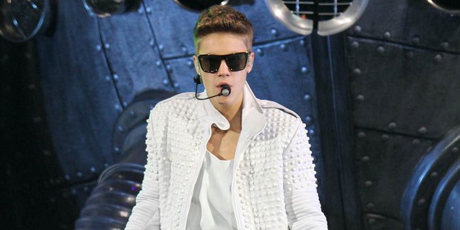 [Foto Panas] Masuk Studio, Justin Bieber Undang Penari Striptis!