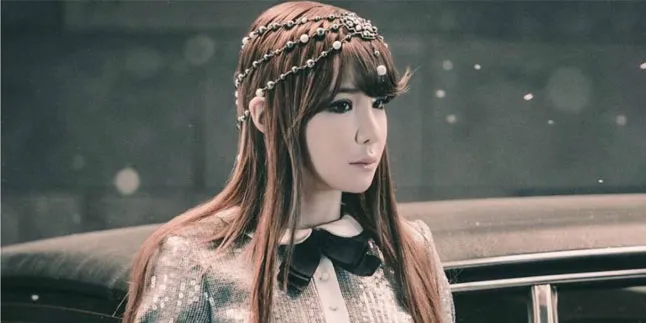 FOTO: Park Bom 2NE1 Tertangkap Makan Bareng Pria Paruh Baya