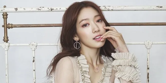 FOTO: Park Shin Hye Makan Siang Bareng Bos Perusahaan Perhiasan