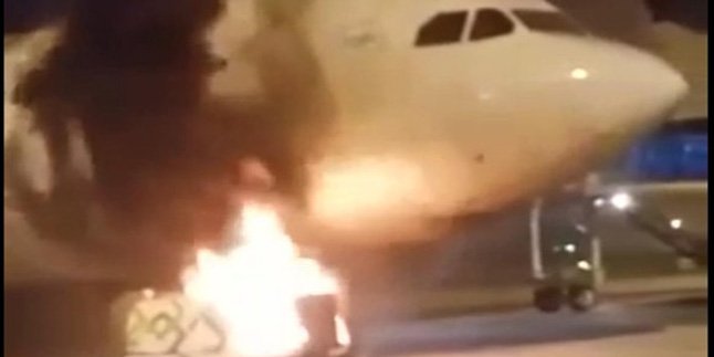 FOTO: Parkir di Bandara, Pesawat Garuda Indonesia Nyaris Terbakar