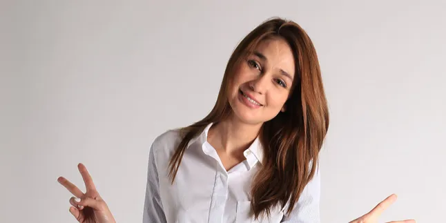 [Foto] Pelukan Mesra Luna Maya dan Reino Barack, Romantis Abis!