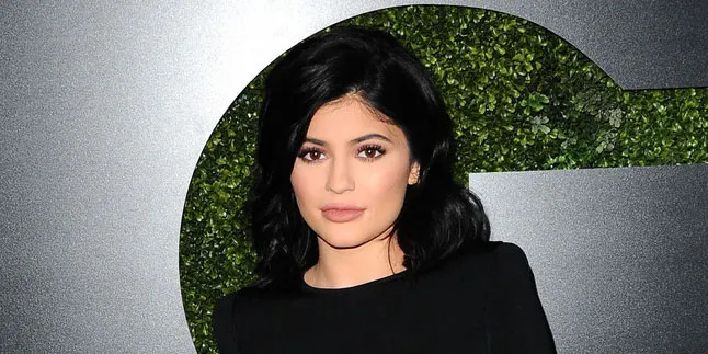 [FOTO] Pemotretan Kalender, Kylie Jenner Bergaya Bak Ratu Ular