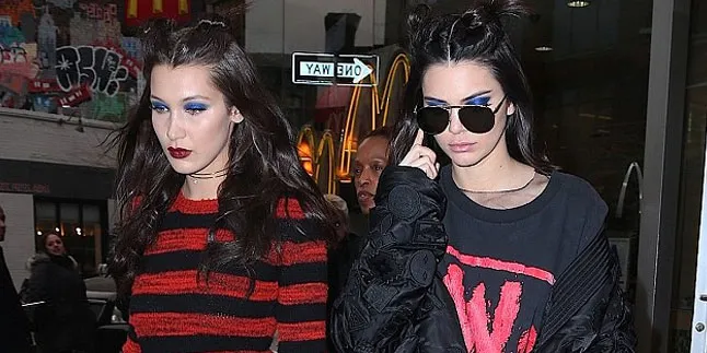 FOTO: Penampilan Bella Hadid & Kendall Jenner di Catwalk PFW FOTO: Penampilan Bella Hadid & Kendall Jenner di Catwalk PFW