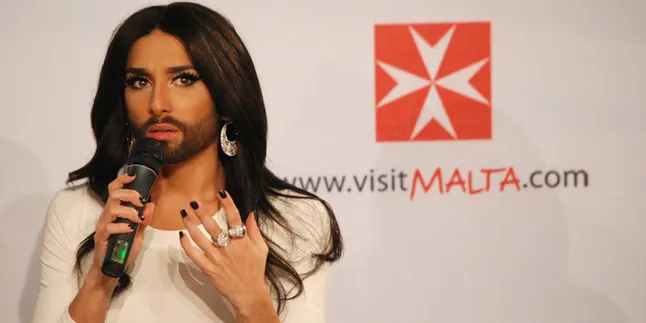 [Foto] Penampilan Conchita Wurst di Golden Globe, Seksi Atau ...