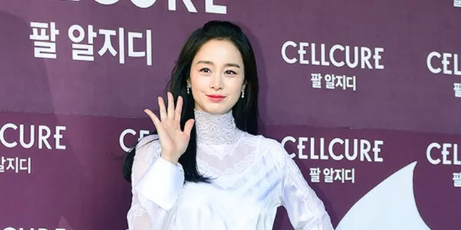 Foto Penampilan Perdana Kim Tae Hee di Publik Setelah Melahirkan Anak Kedua Foto Penampilan Perdana Kim Tae Hee di Publik Setelah Melahirkan Anak Kedua