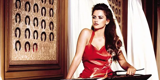 [Foto] Penelope Cruz, Seksi dalam Nuansa Merah