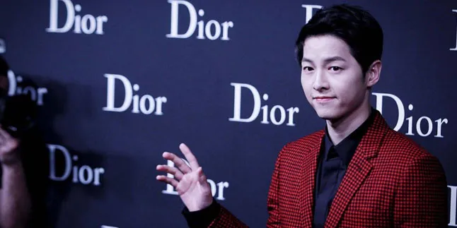 [FOTO] Penjagaan Kelewat Ketat Song Joong Ki Saat di Bandara