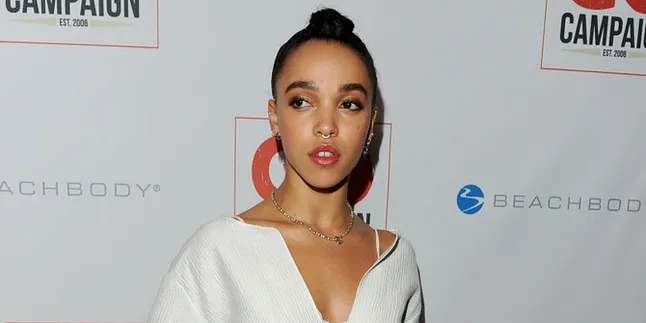 Foto Perdana FKA Twigs Pasca Putus Dari Robert Pattinson