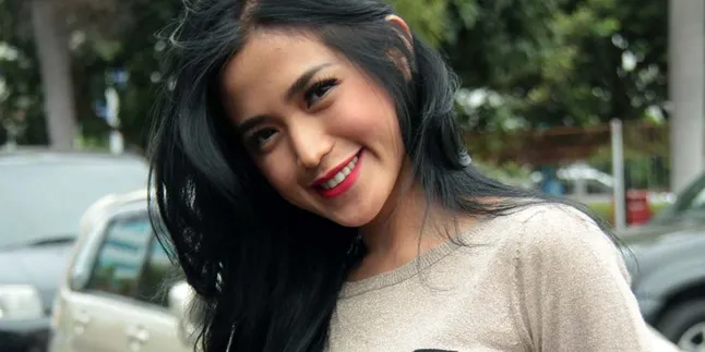 [Foto] Perdana, Jessica Iskandar Tunjukkan Bayinya ke Publik