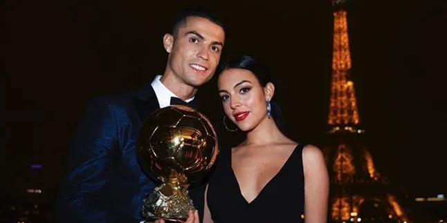 [FOTO] Perdana, Pacar Cristiano Ronaldo Tunjukkan Wajah Anaknya