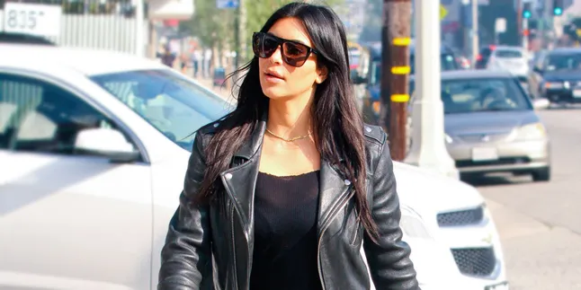 [FOTO] Perut Makin Buncit, Kim Kardashian Nekat Pakai Dress Ketat