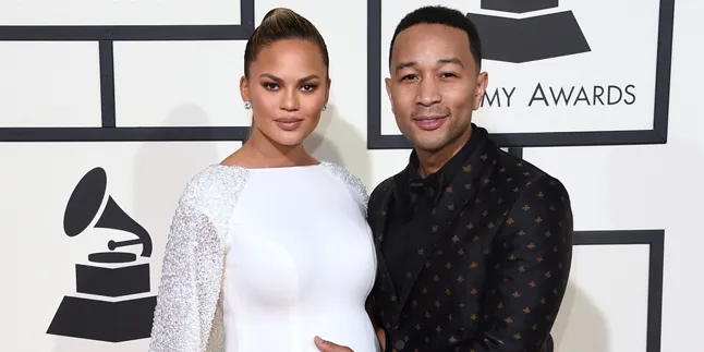 [FOTO] Pose Bareng John Legend, Chrissy Teigen Benar-Benar Bugil