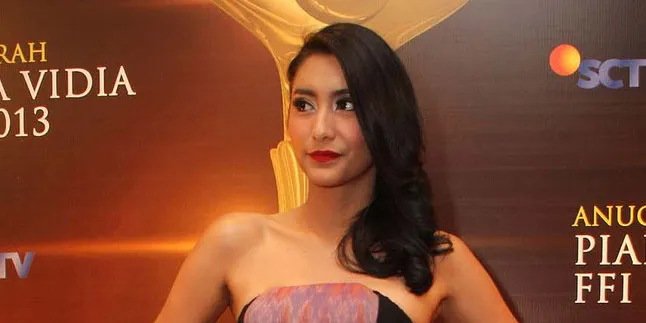 [FOTO] Pose Bareng Kucing, Tyas Mirasih Topless?