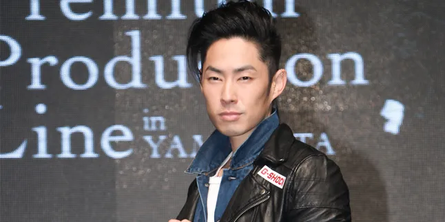 [FOTO] Pose Cute Bareng Ponakan, Vanness Wu Pamer Otot Kekar