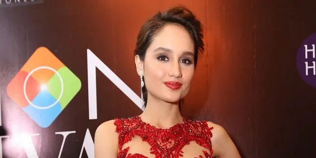 [FOTO] Pose Dengan Bunga, Cinta Laura Jadi Mirip Ariana Grande