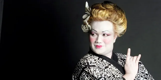 [Foto] Pose Seksi, Tata Liem Dandan Ala Geisha