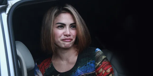 [FOTO] Pose Topless, Nikita Mirzani Dikaitkan Dengan Inisial NM