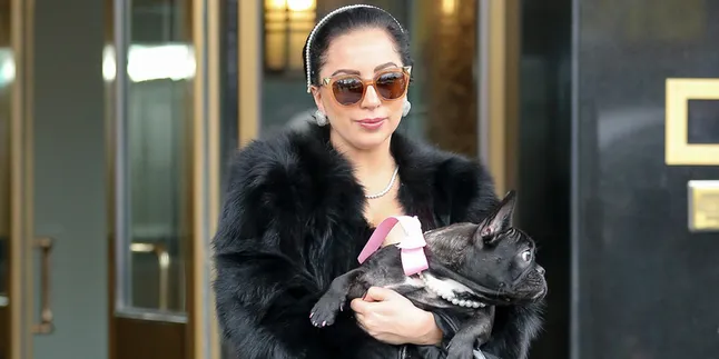 [FOTO] Pose Yoga Lady Gaga Ini Bakal Bikin Pria Gerah