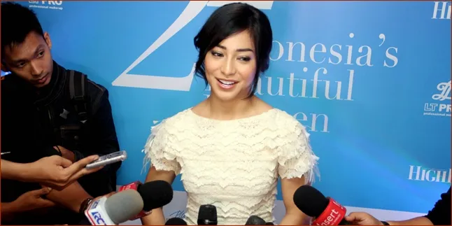 [Foto] Pose Yoga Nikita Willy, Lentur Dengan Tubuh Terbalik
