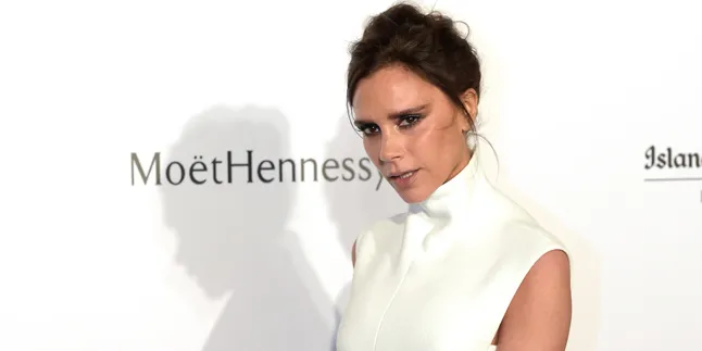 [FOTO] Pose Yoga Victoria Beckham Ini Bakal Bikin Kamu Merinding!