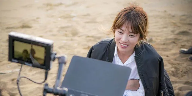 [FOTO] Posting Selfie Black & White, Song Hye Gyo Cantik Maksimal