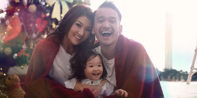 FOTO: Potret Sarwendah Yang Sampai Tidur di Sofa Menunggu Ruben Onsu Pulang