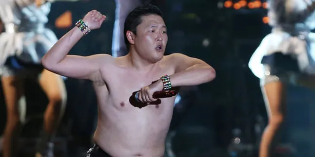 Foto: PSY Tampil Topless di Konser - Penuhi Janji