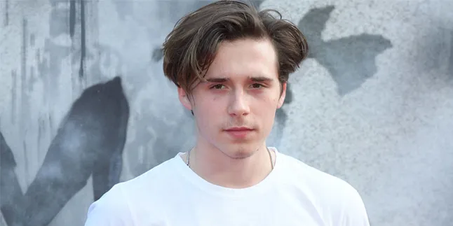 [FOTO] Pulang ke Rumah, Brooklyn Langsung Masak Pizza Bareng Harper Beckham