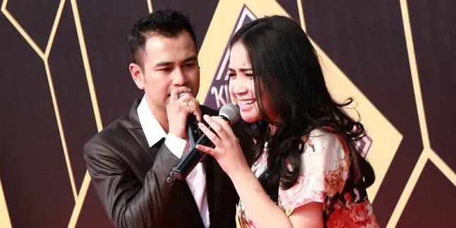 [FOTO] Raffi Jemput Nagita Pulang Umroh, Rafathar Kangen Berat