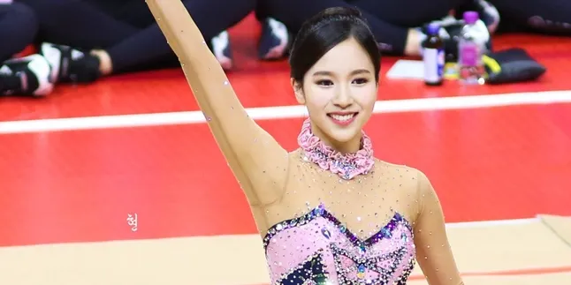 FOTO: Raih Medali Emas, Kostum Mina TWICE Buat Fans Terpesona