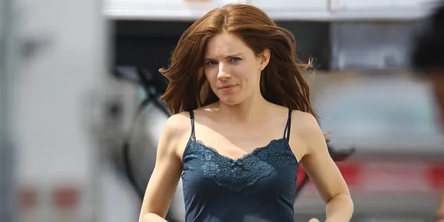 [Foto] Rambut Masih Basah, Sienna Miller Nekat Keluar Salon