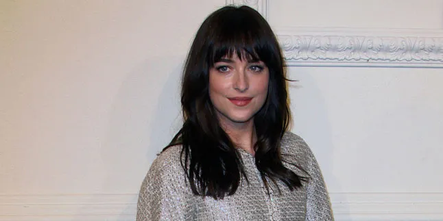 [FOTO] Rambut Pendek - Rok Mini, Dakota Johnson Siap Pukau Kamu