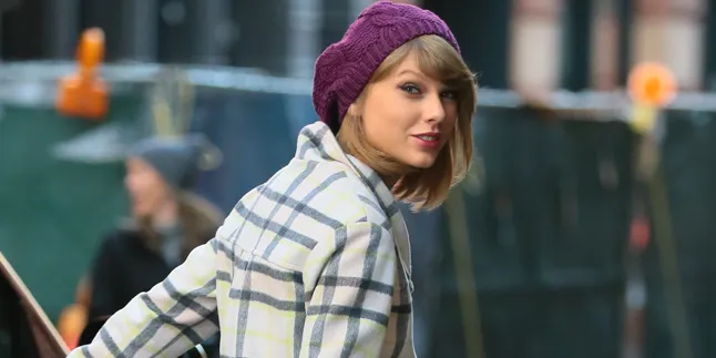 [FOTO] Rayakan Momen Natal, Taylor Swift Dicium 2 Sahabatnya